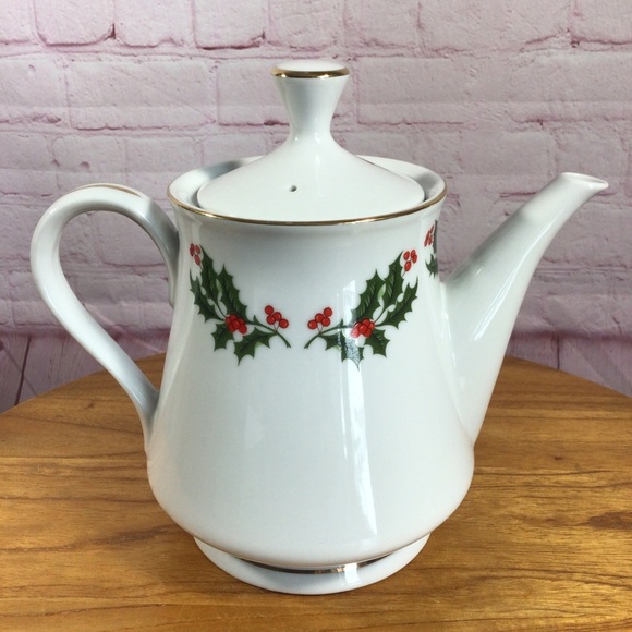 Porcelain Holly Berry Teapot - Picture 3 of 8